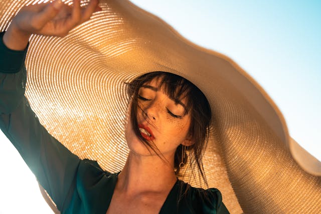 woman with large hat